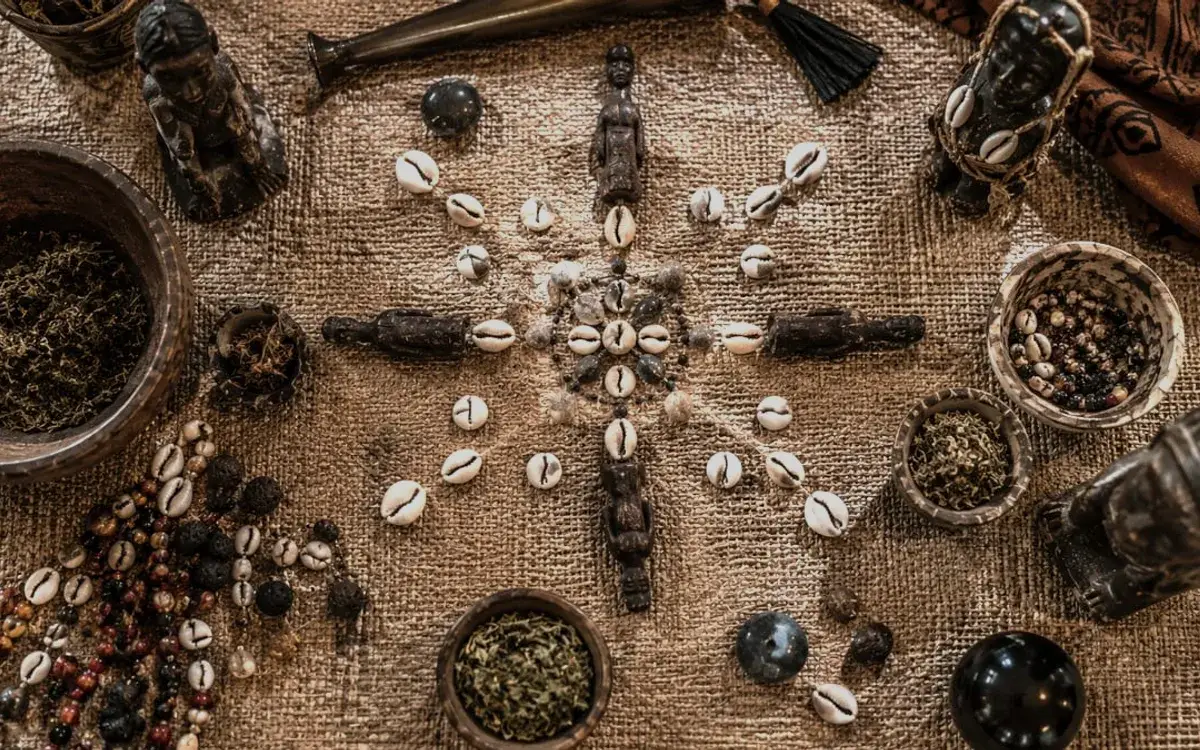 Cauris disposés en étoile sur un tissu de jute